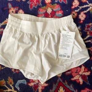 Lululemon Hotty Hot Shorts Sz 6 2.5”